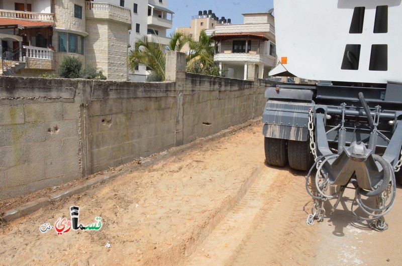 كفرقاسم- فيديو  : البدء بتزفيت وتعبيد الشوارع الداخلية بميزانية4.5 مليون شيقل والرئيس عادل بدير  والخير في الزفته لقدام ...